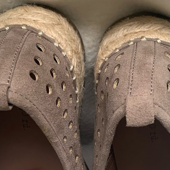 Indigo Rd Irlaney Perforated Oxford Suede Espadrille Womens 8 M Taupe Shoes - Picture 3 of 7
